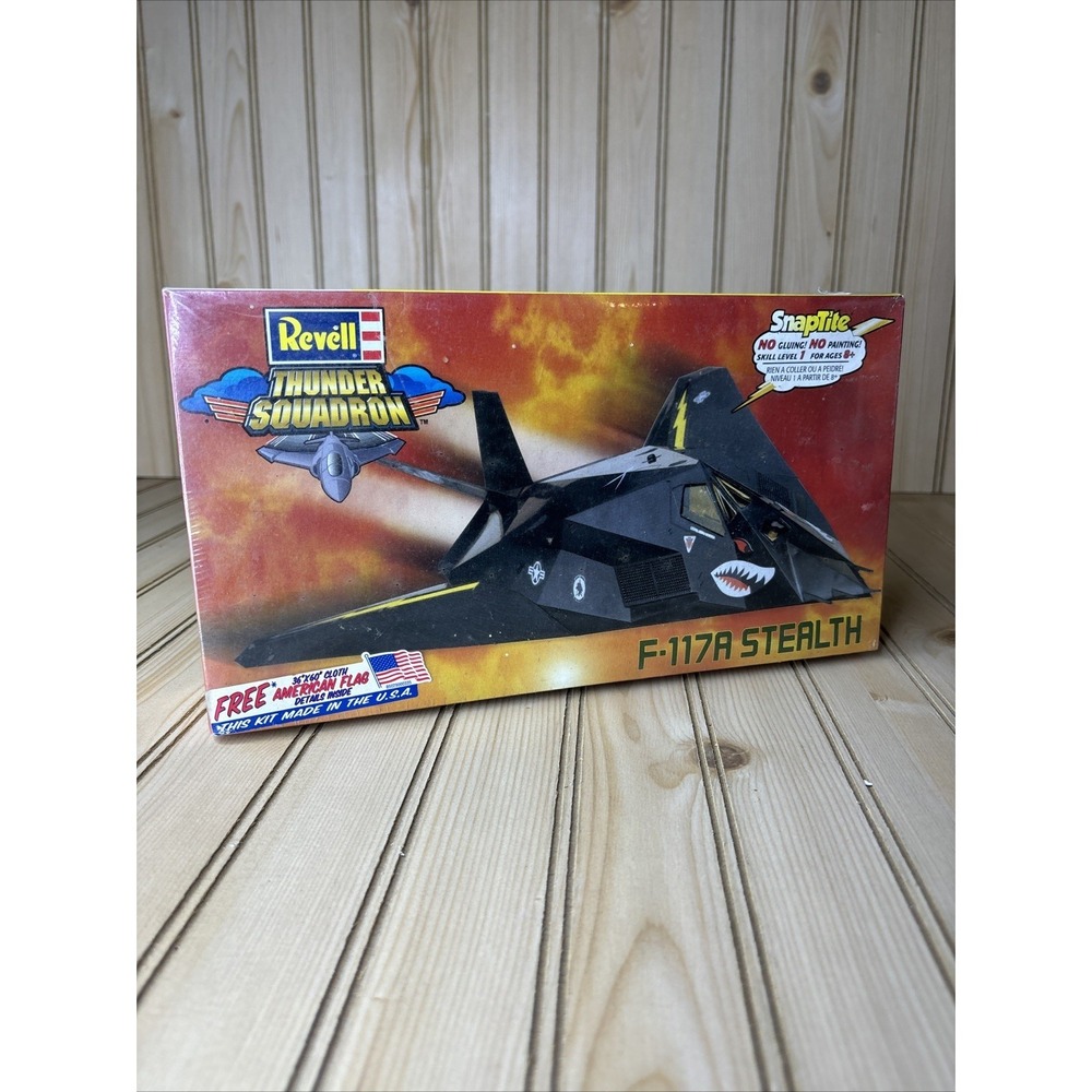 NOS 1999 Revell‎ F-117A STEALTH - Thunder Squadron Scale:1:72 85-1182 Sealed
